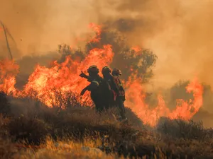 Incediu de vegetație uriaș, în estul Insulei Creta. Mii de turiști, evacuați în masă - Foto: Profimedia Images