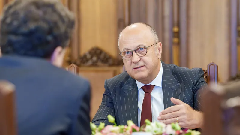 Firmele din România, către N. Dan, în criza bugetară: Nu suntem de acord cu creșterea de taxe - Foto: presidency.ro