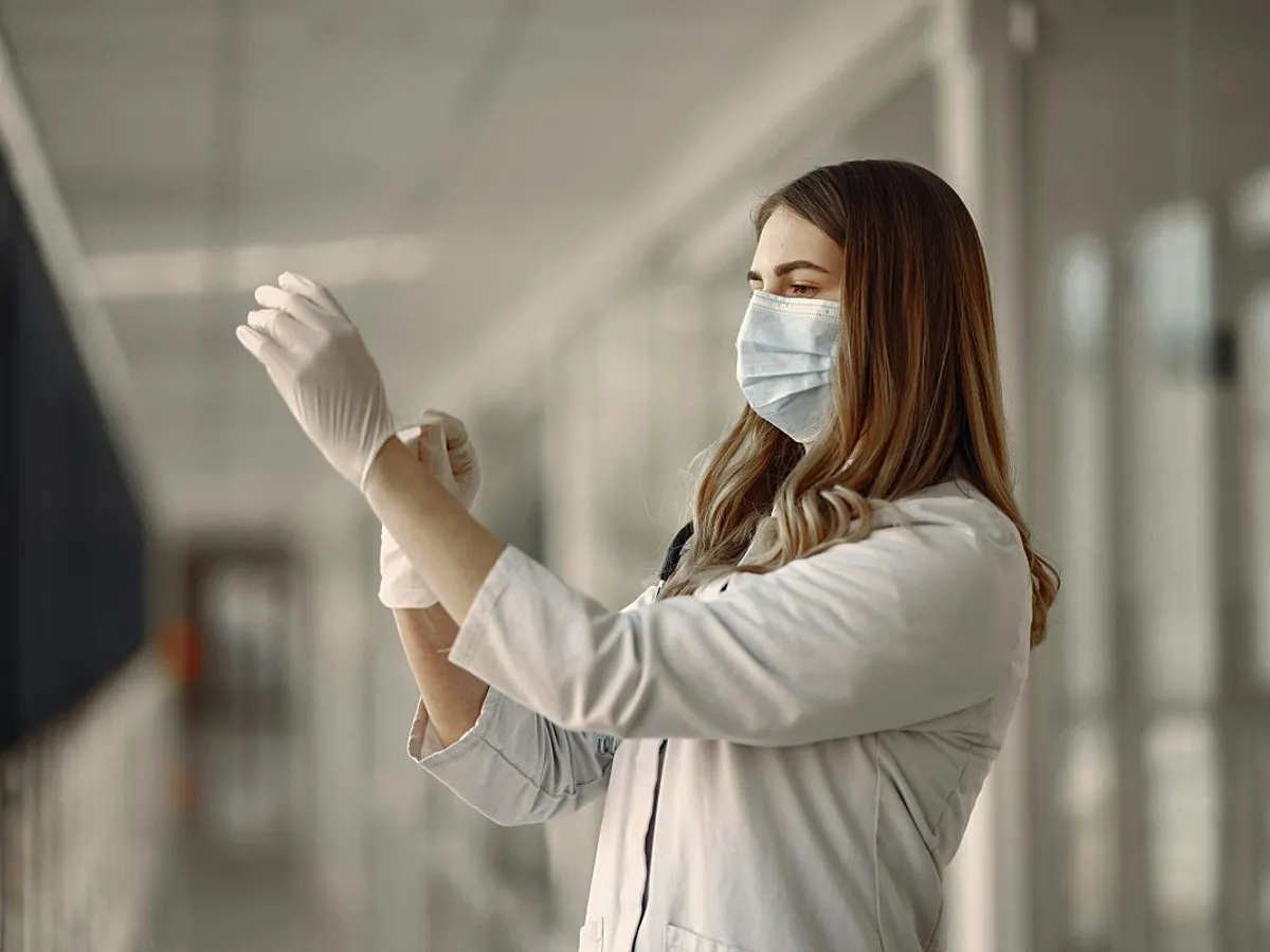 Cadru medical purtând mască şi mănuşi de protecţie - Foto: Pexels/Gustavo Fring