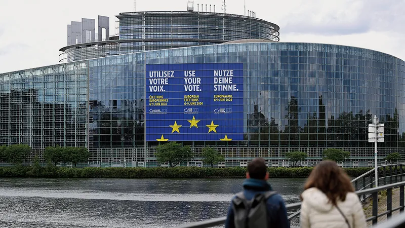 CHEMARE Un afiș mare pe fațada Parlamentului UE de la Strasbourg ne îndeamnă să mergem la vot - Foto: Profimedia Images