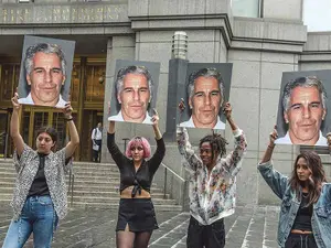 Oamenii  au ieșit în stradă în apărarea  victimelor sexuale ale lui Jeffrey Epstein - Foto: GETTY IMAGES