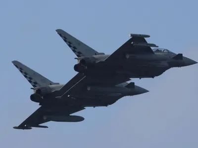 Două avioane Eurofighter Typhoon, la mică altitudine, în Cinisi, Italia - Foto: Profimedia Images