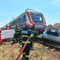 O șoferiță nu a oprit la trecerea la nivel cu calea ferată. Trenul nu a iertat-o, mașina praf - Foto: ISU Maramureș