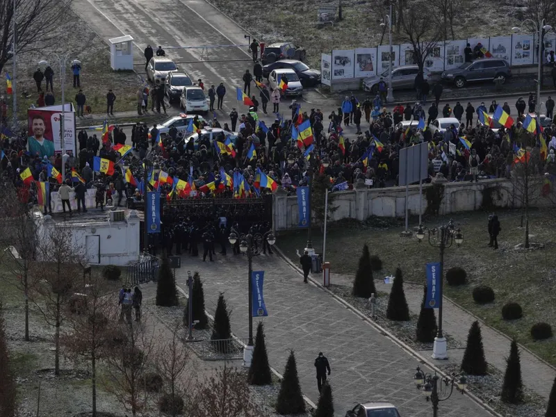 Un grup de manifestanţi a forţat intrarea în Senat și au reușit să ajungă pe scările Palatului Parlamentarului. Foto Inquam Photos/Octav Ganea