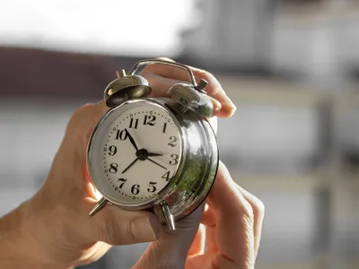 Trecem la ora de vară 2026: Cum se modifică ceasurile în această noapte și ce presupune schimbarea