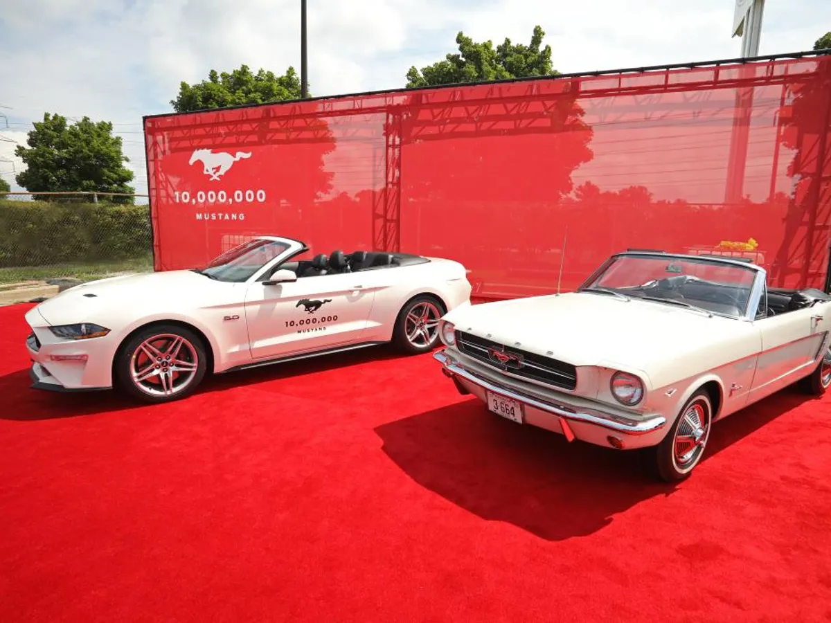 Primul Mustang produs vreodată în serie, care a purtat numărul de șasiu 001, a ieșit de pe linia de asamblare a fabricii din Dearborn, Michigan, în 1964 .