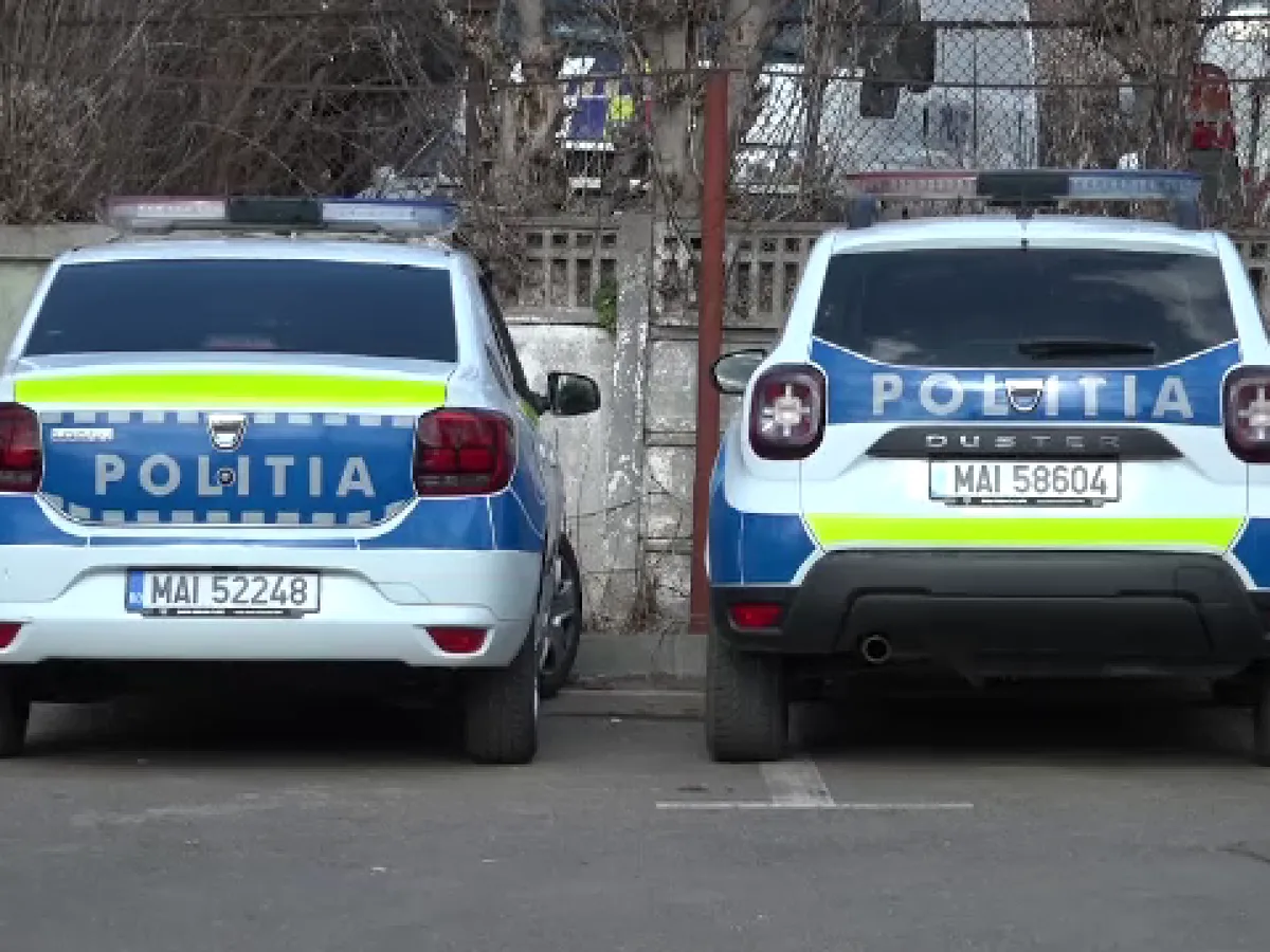 Un pasager dintr-o mașină oprită de polițiști a început să se dezbrace inexplicabil. Ce a urmat? - Foto: Arhiva (imagine cu rol ilustrativ)