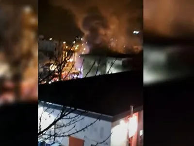 Până şi clădirea Poliţiei a luat foc. Care a fost cauza. De la ce a pornit totul? - Foto: captură video YouTube/Ziua de Constanţa