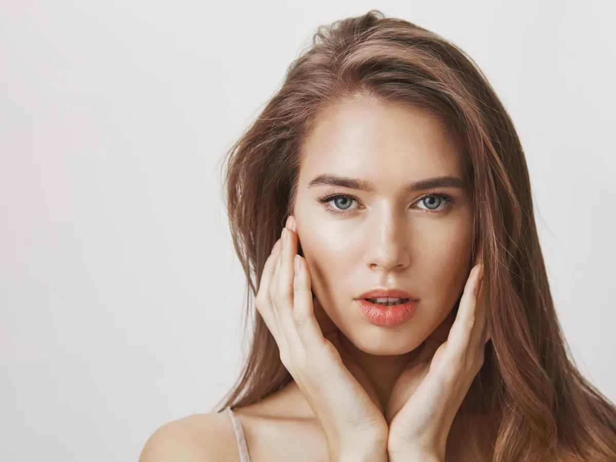 Un gest banal care îți poate afecta fața? Adevărul despre obiceiul pe care îl facem zilnic