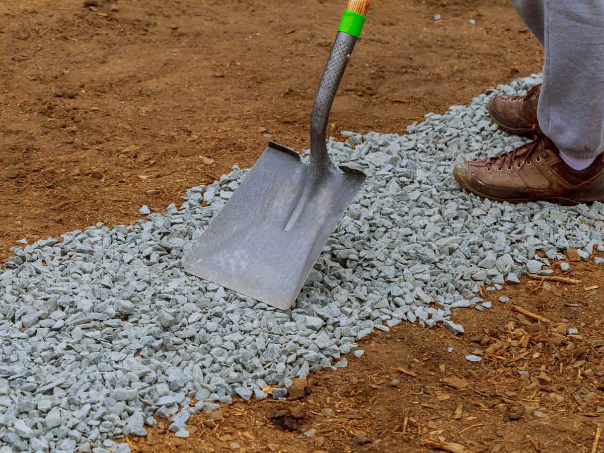 Betonul din curți nu mai este la modă. Cum să-ți amenajezi grădina pentru a nu mai avea bălți peste tot?