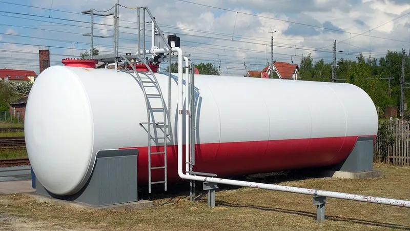 Tanc container cu motorină - Foto: Pixabay/succo