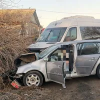 Accident grav cu 8 răniți. O șoferiță a intrat cu mașina pe contrasens și a lovit un microbuz - Foto: News.ro