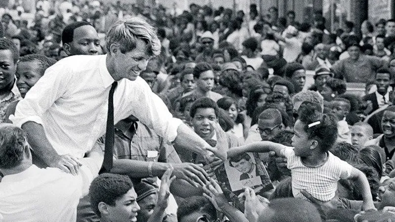 RFK, în 1968, își salută fanii, în campania electorală