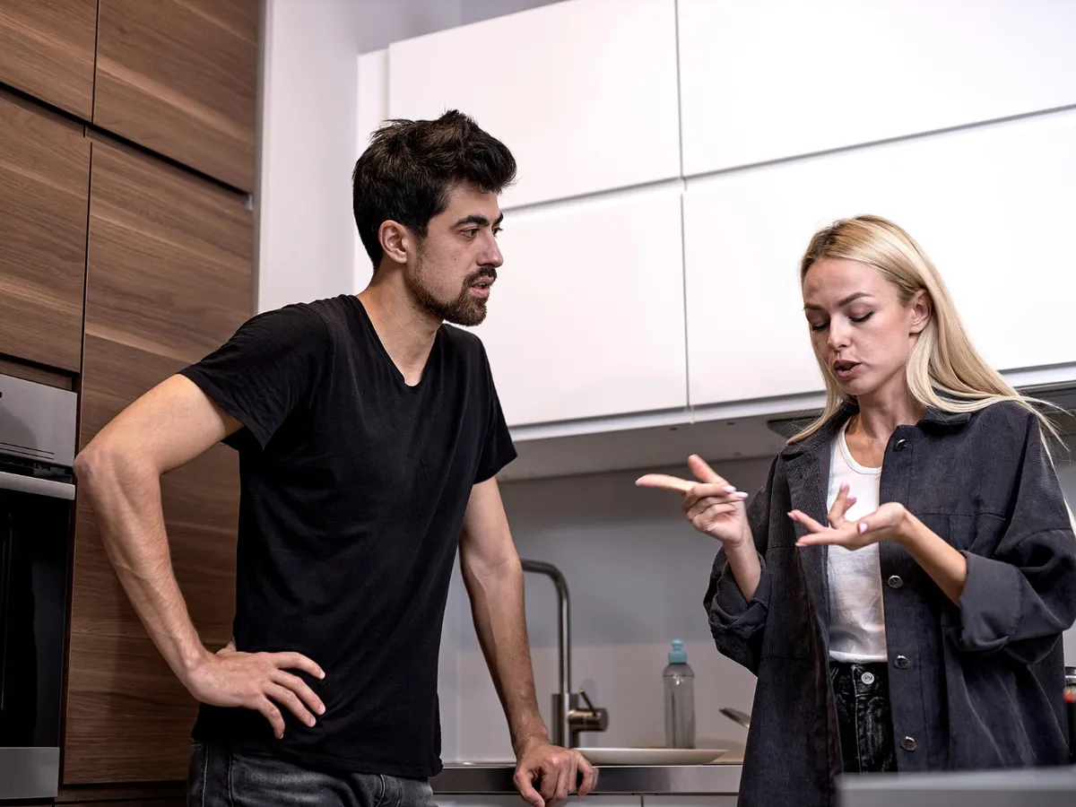 Persoane care discută - Foto: Freepik (Imagine cu rol ilustrativ)