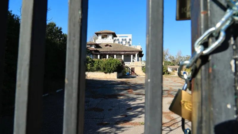 Palatul Reginei Maria din Mamaia, privatizat ilegal în 2003, preluat de stat. A ajuns o ruină - Foto: Facebook/Vergil Chițac