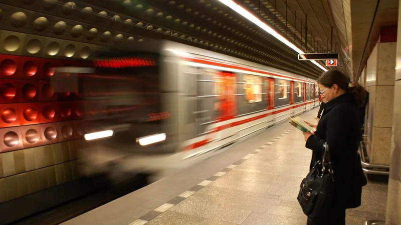 Un bărbat riscă ani grei de închisoare după ce încercat să arunce o femeie în fața metroului - FOTO: Profimedia Images