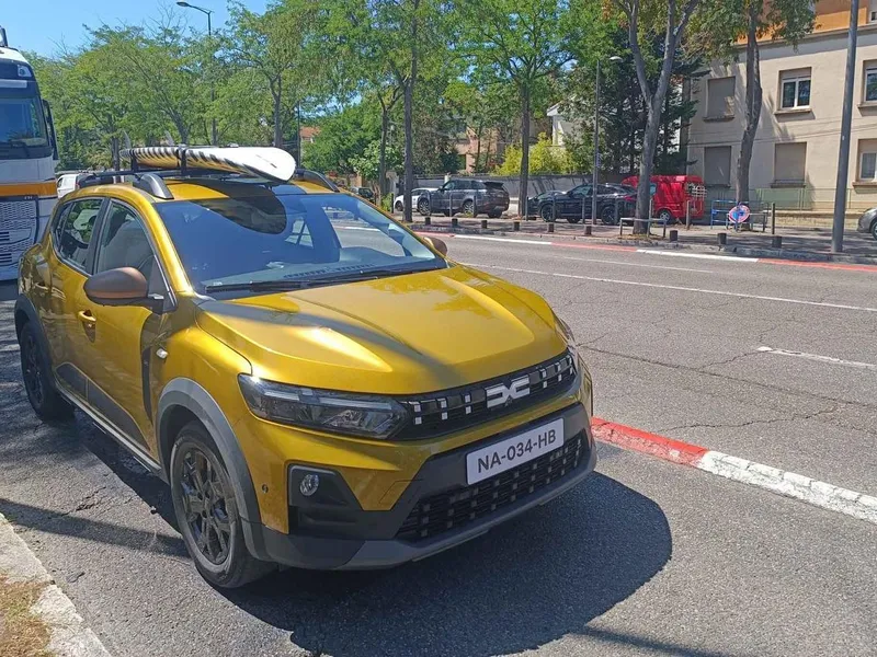 Primele imagini cu Dacia Sandero facelift: Design și elemente de Duster, motorizări hybrid - Foto: largus.fr