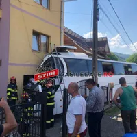 VIDEO Un autocar a ieşit de pe şosea, în accident fiind implicate 51 de persoane. Șase sunt rănite / vasiledale.ro