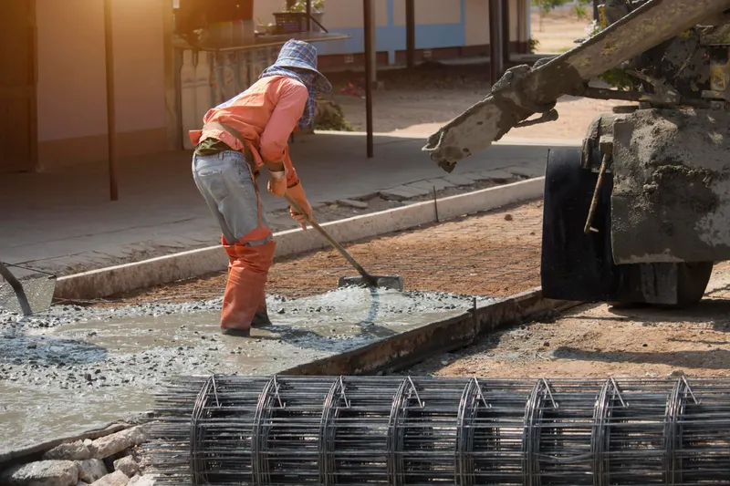Bărbat care toarnă ciment - Foto: Freepik (Imagine cu rol ilustrativ)