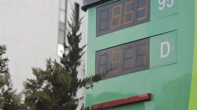 Cu cât se scumpesc iarăşi benzina şi motorina? Care sunt cauzele? - Foto: INQUAM PHOTOS/Octav Ganea