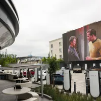 Elon Musk își deschide „cârciumă” retro-futuristă Tesla Drive în Los Angeles. Promisă din 2018 - Foto: Profimedia Images