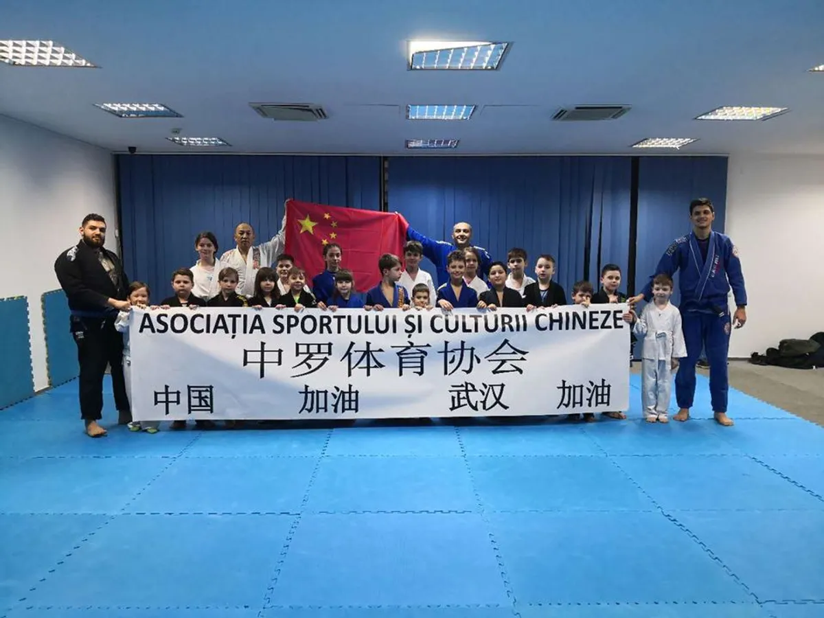 „Prietenul adevărat la nevoie se cunoaște” este explicația oferită de chinezi pentru această fotografie