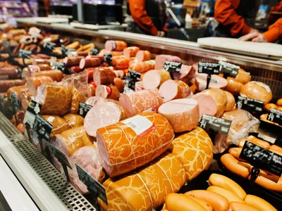 Care parizer din supermarket are cea mai multă carne? Unele nu ajung nici la 10%. Care au zaharuri? - Foto: Freepik