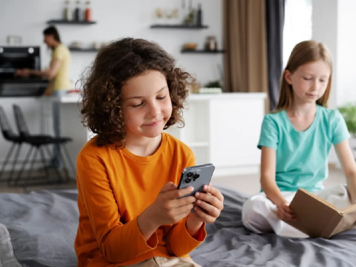 De ce să nu lași copilul pe smartphone până la 13 ani? Consecințe înfiorătoare pentru sănătate - Foto: Freepik (rol ilustrativ)