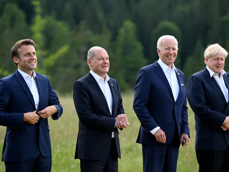 În cursul unei întâlniri la summitul G7, Boris Johnson și Emmanuel Macron au convenit că acesta este un moment critic pentru evoluţia conflictului şi că este posibil să se schimbe cursul războiului - Foto: Profimedia Images