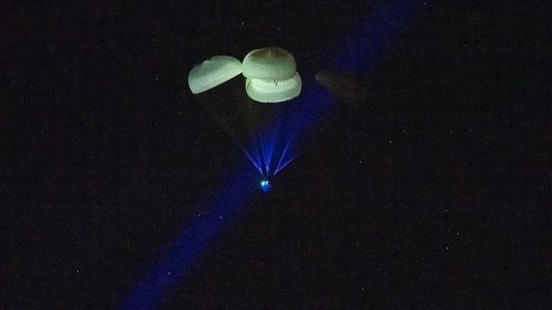 Capsula navei spațiale SpaceX Dragon Endurance, încetinită de parașute, se apropie de suprafața apelor Golfului Mexic, în largul orașului Tampa din SUA - Foto: Profimedia Images