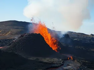 Lava aruncată de vulcanul Kilauea din Hawaii a atins înălţimea unei clădiri cu cinci etaje/FOTO: Unsplash