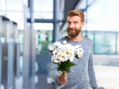 Bărbat cu flori în mână - Foto: Freepik (rol ilustrativ)