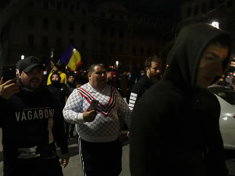 Mii români au ieșit în stradă, în noaptea de duminică spre luni, în București și mai multe orașe, fără a respecta nicio regulă, pentru a-și manifesta nemulțumirile față de noile restricții. / Foto: Inquam Photos / Octav Ganea