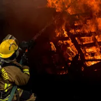 Trei copii din Republica Moldova și-au blocat tatăl invalid în casă și au incendiat locuința/FOTO: Unsplash