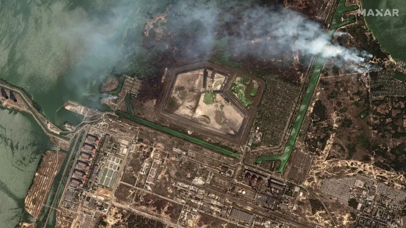 Bombardamente intense asupra orașului Energodar, lângă centrala nucleară Zaporojie - FOTO: Twitter/wnewspresse