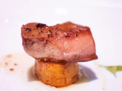Porţie de foie gras, pe farfurie, în restaurant - Foto: Pexels/Caleb Oquendo