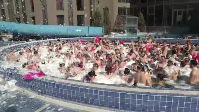 Peste 1.000 de turiști la Băile Felix. S-au înghesuit în piscinele cu apă termală. Captură Știrile Pro Tv