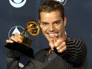 Faimosul cântăreț Ricky Martin, în 1999, cu Premiul Grammy câștigat - Foto: Profimedia Images