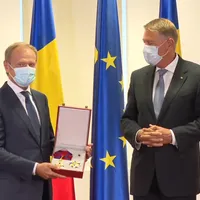 Klaus Iohannis l-a decorat pe Donald Tusk, preşedintele Partidului Popular European. Foto Administrația Prezidențială