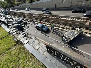 FOTO Accident ca în filme! Un șofer a pierdut controlul și a sărit cu mașina în Pasajul Lujerului - Foto: Facebook/Info Trafic Bucuresti si Ilfov