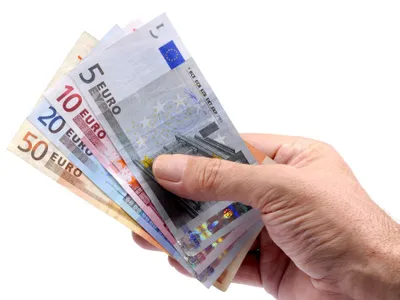 Curs BNR, 29 mai. Moneda euro se apreciază puţin, tot sub noul prag psihologic, de 5.10 lei - Foto: Freepik/k studio
