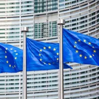 Steagurile UE fluturând în fața clădirii Comisiei Europene din Bruxelles - Foto: Profimedia Images