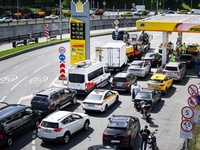 În Rusia, profesorii sunt trimiși să supravegheze cozile de la benzinării, pe fondul crizei de carburanți. Cum sunt recompensați