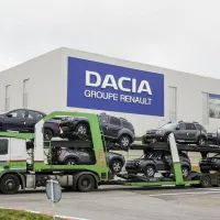 Dacia vinde de rupe, dar este obligată să oprescă producția în România. Nu are semi-conductori - Foto: INQUAM PHOTOS / Adel Al-Haddad - Imagine cu rol ilustrativ