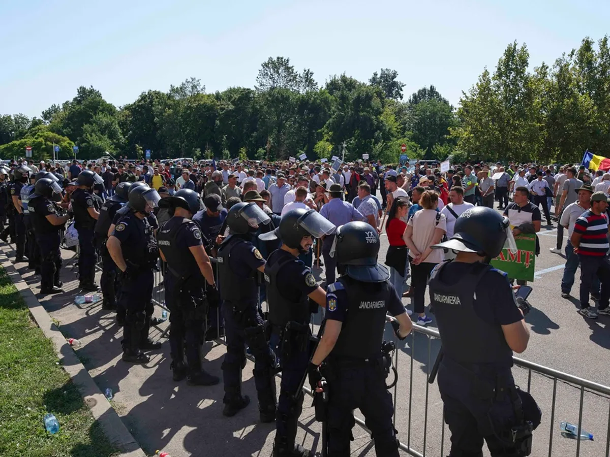 Protest violent în Piața Victoriei. Manifestanții aruncă cu obiecte, jandarmii folosesc gaze lacrimogene