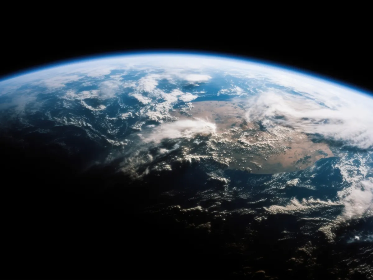 O cometă uriașă și misterioasă a trecut pe lângă Pământ. Oamenii de știință au observat ceva neobișnuit