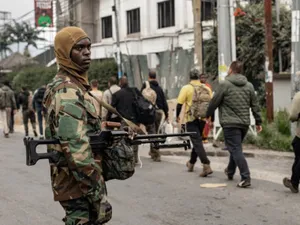 Ce vrea să le interzică Guvernul Bolojan militarilor și polițiștilor să facă, chiar și după trecerea în rezervă