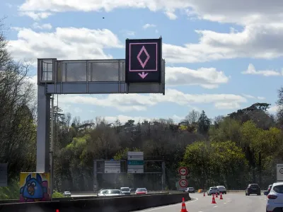 Un nou semn de circulație, un romb alb pe fundal albastru, începe să apară pe drumurile din Europa - Foto: Profimedia Images