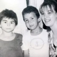 Recunoașteți personajul? Băiatul orfan și sărac care a ajuns un star al României / imagine Arhiva personala