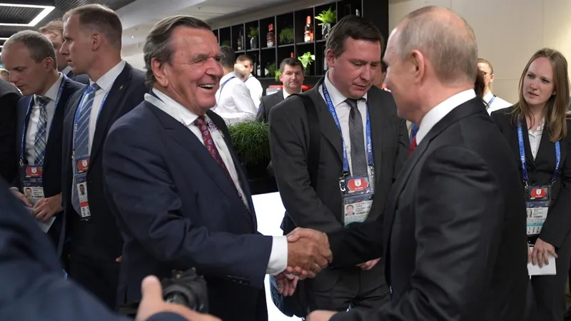 Ex cancelar german Schroeder, apropiat al lui Putin, plângere pentru crime împotriva umanității / Moscow Times